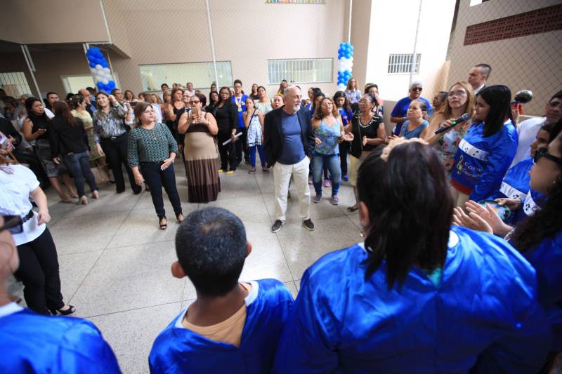 "Hoje vim para uma agenda de inauguração, mas vivi uma experiência de amor, que emana em cada ação dos alunos, professores, direção e de cada um que faz parte desta escola que se torna tão especial porque tem alma". A declaração foi feita pelo governador Simão Jatene, nesta terça, 27, durante a inauguração da obra de reforma e ampliação da Escola Álvares de Azevedo, localizada no Bairro de Batista Campos, em Belém. O governador transformou a inauguração em uma grande confraternização. Passou a tarde na Escola e fez questão de cantar e dançar com os alunos, que expressaram muita gratidão pela obra. Atendendo atualmente 436 alunos, a “Álvares de Azevedo” é uma Unidade Especializada dedicada à educação de estudantes com deficiência visual, e que trabalha nos eixos da educação e da habilitação.
FOTO: MÁCIO FERREIRA / AG. PARÁ
DATA: 27.03.2018
BELÉM - PARÁ <div class='credito_fotos'>Foto: MÁCIO FERREIRA/ AG. PARÁ | <a href='/midias/2018/originais/227880f1-626e-4aac-9a3e-cd2b48997990.jpg' download><i class='fa-solid fa-download'></i> Download</a></div>