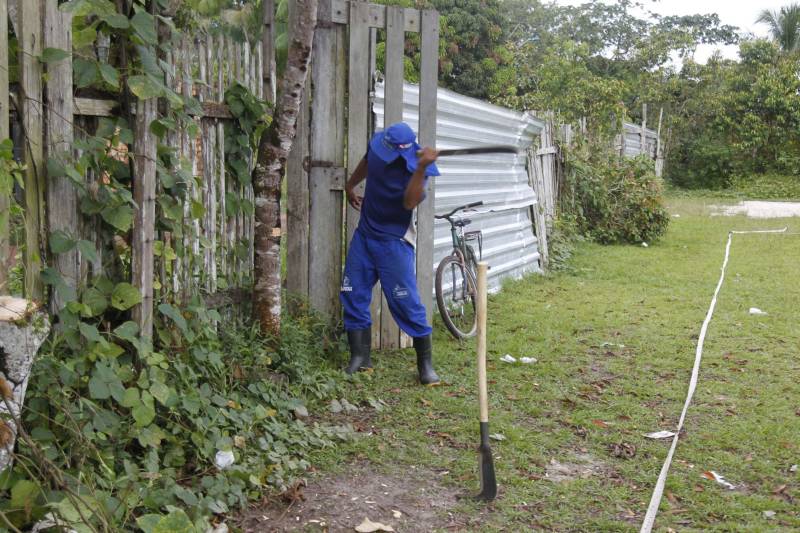 A Superintendência do Sistema Penitenciário do Estado do Pará (Susipe) e a Fundação Pro Paz realizaram, na manhã desta quinta-feira (5), uma ação do Projeto “Conquistando a Liberdade” no Instituto Bola Branca, um dos polos de integração do Pro Paz, localizado no distrito de Outeiro. No total, cinco presos do regime semiaberto, custodiados na Colônia Penal Agrícola de Santa Izabel (CPASI) trabalharam na instituição realizando serviços gerais como capina, roçagem e poda das árvores, além de pequenos reparos nos muros da instituição. O objetivo do projeto é reintegração social do preso, por meio da prestação de serviços à comunidade.
FOTO: AKIRA ONUMA / ASCOM SUSIPE
DATA: 05.07.2018
OUTEIRO - PARÁ <div class='credito_fotos'>Foto: Akira Onuma / Ascom Susipe | <a href='/midias/2018/originais/22826d15-af57-4152-bb26-1a452a637014.jpg' download><i class='fa-solid fa-download'></i> Download</a></div>