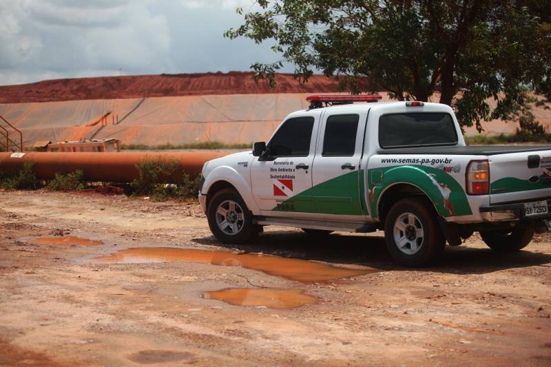 Por conta do não cumprimento do prazo de 48 horas dado pelo Governo do Estado para que a Hydro (foto) reduzisse os níveis das bacias de resíduos ao nível de pelo menos um metro, a Secretaria de Meio Ambiente e Sustentabilidade (Semas) notifica a empresa, na manhã desta terça-feira (27), com a determinação de que reduza a produção da refinaria em 50%. A Semas também triplicará a multa definida anteriormente, cumprindo a legislação ambiental em vigor, chegando a cerca de R$ 1 milhão por dia de descumprimento (300 mil Unidades de Padrão Fiscal). A empresa informou formalmente que reduziu os índices, mas não integralmente no total determinado de um metro. A determinação de redução emitida pela Semas reforça ainda que devem ser mantidos e ampliados os esforços para tratamento dos efluentes e de redução dos níveis das bacias. As equipes da Semas permanecem em campo 24 horas, trabalhando em conjunto com a Defesa Civil e outros órgãos, monitorando a situação.
FOTO: IGOR BRANDÃO / AG. PARÁ
DATA: 24.02.2018
BARCARENA - PARÁ <div class='credito_fotos'>Foto: IGOR BRANDÃO / AG. PARÁ | <a href='/midias/2018/originais/228fb845-5acf-449e-9931-414c035ed13f.jpg' download><i class='fa-solid fa-download'></i> Download</a></div>
