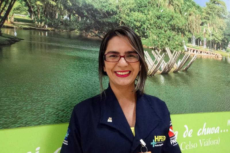 Você já se perguntou por que escolheu a profissão na qual atua? “O coach pergunta muito ‘Qual é a sua missão?’, ‘Você veio aqui para ganhar dinheiro ou cuidar de pessoas?’, porque nem sempre as pessoas estão trabalhando pelos motivos certos”, ressaltou a enfermeira de Educação Continuada, Wanessa Silva, que atua no Hospital Público Estadual Galileu (HPEG), em Belém. Na última semana, o hospital promoveu, durante quatro dias, uma reflexão entre enfermeiros e técnicos de Enfermagem sobre como se enxergam na profissão, o papel de cada um na unidade e o cuidado com os pacientes. O treinamento foi ministrado pelo coach Kotaro Tuji Neto, formado em Administração de Pessoas, com especialização em Gestão de Recursos Humanos. Em palestras de uma hora de duração, realizadas no auditório do HPGE, Kotaro Tuji abordou, para enfermeiros e técnicos, o tema “Ser e Estar na Enfermagem”, estimulando a reflexão sobre a missão desses profissionais. Na foto, a enfermeira Danielly Nobre.
FOTO: ASCOM / HPEG
DATA: 13.03.2018
BELÉM - PARÁ <div class='credito_fotos'>Foto: ASCOM / HPEG | <a href='/midias/2018/originais/2297673f-aeaf-4e72-887d-44c3782680ec.jpg' download><i class='fa-solid fa-download'></i> Download</a></div>