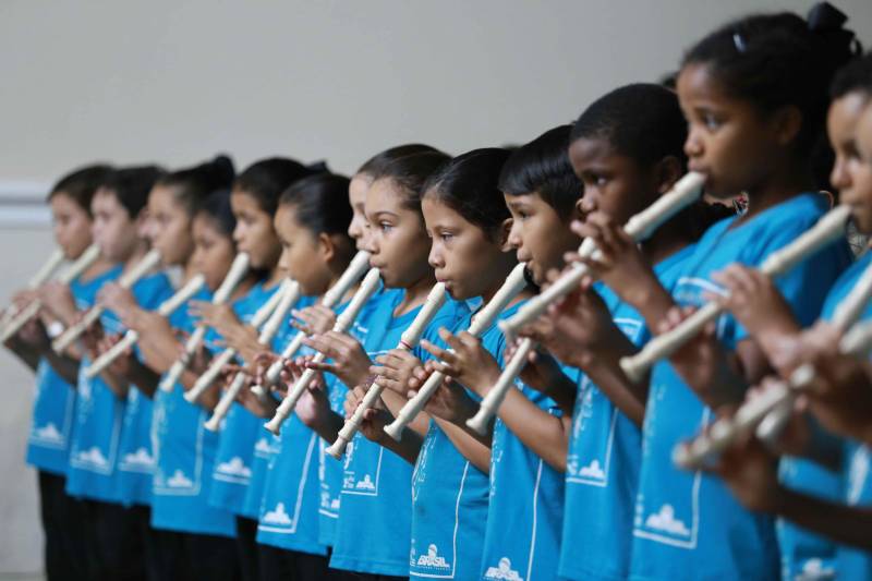 O complexo turístico da Estação das Docas inicia sua programação de Natal (foto) nesta quarta-feira, 12, e segue até o dia 25. Todas as programações são gratuitas. Nesta quarta, 12, quem encantará o público é o Canto Infantil do Colégio Adventista, a partir das 17h30, na orla do Armazém 3. No sábado (15) é a vez da Cantata de Natal com o Coral Infantojuvenil Vale Música, no Anfiteatro São Pedro Nolasco, a partir das 18h30.

FOTO: ASCOM / OS PARÁ 2000
BELÉM - PARÁ <div class='credito_fotos'>Foto: Ascom Pará 2000   |   <a href='/midias/2018/originais/22a85f63-b554-4fbe-afb7-959ed1026e81.jpg' download><i class='fa-solid fa-download'></i> Download</a></div>