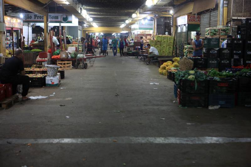 Com a chegada do verão, é importante reforçar o consumo de frutas para a absorção de nutrientes importantes e também para o combate à desidratação. Como toda a estação, existem as frutas da época, que, por conta da oferta, costumam ficar mais baratas. Uma das opções para a compra de frutas da estação é a Central de Abastecimento do Pará (Ceasa).
FOTO: RODOLFO OLIVEIRA / AG. PARÁ
DATA: 09.07.2018
BELÉM - PARÁ <div class='credito_fotos'>Foto: Rodolfo Oliveira/Ag. Pará | <a href='/midias/2018/originais/22ab8e65-b832-4e23-9be5-d0628fd013d0.jpg' download><i class='fa-solid fa-download'></i> Download</a></div>