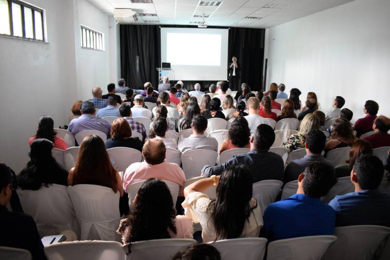 Durante dois dias, 10 e 11 de dezembro, estudantes, pesquisados, moradores de comunidades tradicionais, representantes de pequenas e grandes empresas instaladas na região, de cooperativas e do setor público estiveram reunidos, na sede do Sebrae/Pa, em Belém para participarem do Encontro “Cosméticos da Biodiversidade Amazônica”, que teve o objetivo de discutir estratégias para o fortalecimento do setor de cosméticos no Pará.

FOTO: ASCOM SECTET
DATA: 12.12.2018
BELÉM - PARÁ <div class='credito_fotos'>Foto: Ascom Sectet   |   <a href='/midias/2018/originais/22ae24f3-edba-43ef-9c7e-2d3debbb7b5a.jpg' download><i class='fa-solid fa-download'></i> Download</a></div>