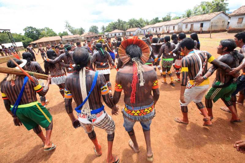 Está quase tudo pronto para a 6ª Semana dos Povos Indígenas, que começa neste domingo (15), em São Félix do Xingu, no sudeste do Pará. Antes de sair das aldeias em direção a São Félix – o terceiro maior município paraense em extensão territorial, atrás apenas de Altamira e Oriximiná –, as tribos fazem festa, numa espécie de preparação para os dias vindouros longe de casa. Na aldeia Krôkamôr, às margens do Rio Xingu e longe cerca de oito horas de barco da sede municipal, homens, mulheres e crianças Kayapó se unem na dança Kwyrykangô.
FOTO: RODOLFO OLIVEIRA / AG. PARÁ
DATA: 15.04.2018
SÃO FÉLIX DO XINGU - PARÁ <div class='credito_fotos'>Foto: Rodolfo Oliveira/Ag. Pará | <a href='/midias/2018/originais/22b137c9-4173-49d8-a8e8-39c3cfe364cb.jpg' download><i class='fa-solid fa-download'></i> Download</a></div>