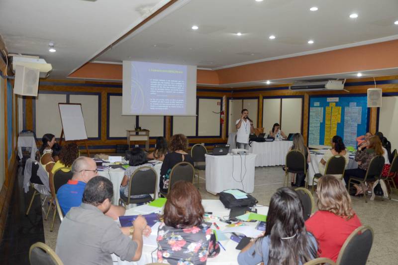 O Programa Jovem de Futuro (PJF) vai ser ampliado em 2018 e chegará a 203 escolas da rede estadual. São 49 escolas a mais que adotarão o programa, incluindo 21 de Tempo Integral de Ensino Médio. No ano passado, o PJF esteve presente em 154 escolas. Implantado com o apoio do Instituto Unibanco, o programa atua no aprimoramento da gestão escolar e busca melhorar a aprendizagem dos estudantes da rede estadual e a evasão escolar. Das 203 escolas que já adotam o programa, 132 estão localizadas na Região Metropolitana; 27 em Santarém; 19 em Marabá; 15 em Castanhal; 5 em Altamira; 3 em Bragança; além de Maracanã (1) e Barcarena (1).
FOTO: ELISEU DIAS / ASCOM SEDUC
DATA: 08.03.2018
BELÉM - PARÁ <div class='credito_fotos'>Foto: Eliseu Dias / Ascom Seduc | <a href='/midias/2018/originais/22b8af9f-9276-4d35-9b99-326a16c5df99.jpg' download><i class='fa-solid fa-download'></i> Download</a></div>
