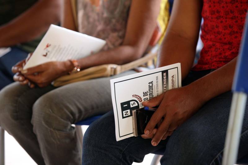 Na manhã desta quarta-feira (21), a ilha de Cotijuba recebeu a primeira edição do Projeto Família e Cidadania de 2018. O evento está sendo realizado na Escola Estadual de Ensino Fundamental e Médio Professora Marta da Conceição até a próxima sexta-feira (23). Durante a manhã mais de 40 pessoas estiveram presentes na abertura do evento, mas a expectativa é que esse número aumente, já que o projeto continua nos próximos dias, sempre com início às 8h.
FOTO: SIDNEY OLIVEIRA / AG. PARÁ
DATA: 21.02.2018
COTIJUBA - PARÁ <div class='credito_fotos'>Foto: Sidney Oliveira/Ag. Pará | <a href='/midias/2018/originais/22b91f3c-be59-43cb-8e7d-6405ea18d85c.jpg' download><i class='fa-solid fa-download'></i> Download</a></div>