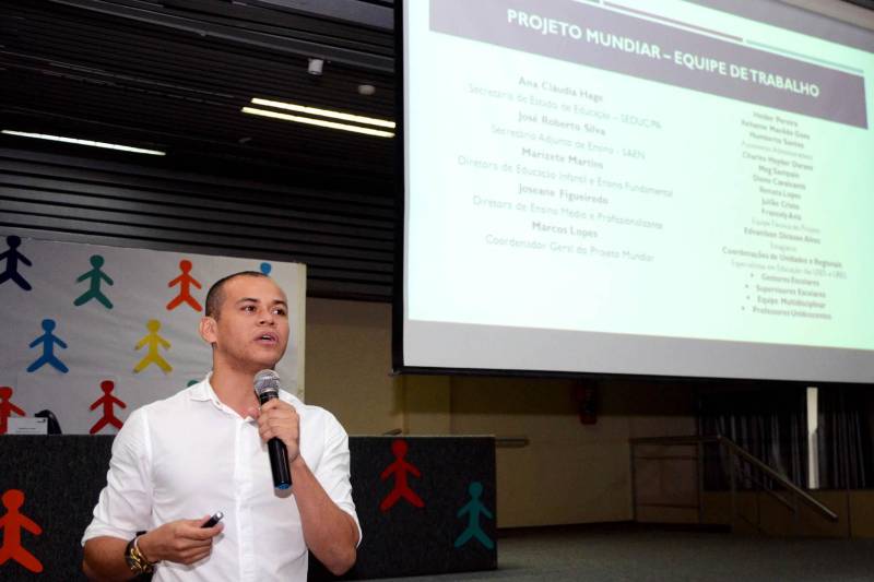 A Secretaria de Estado de Educação (Seduc) promove nesta terça (13) e quarta-feira (14), no auditório do Centro de Convenções Ismael Nery, do Centur, em Belém, a I Jornada Pedagógica do projeto Mundiar, que combate a distorção idade/ série no Pará. Dirigido a professores, técnicos, diretores e gestores de Unidades Seduc na Escola (USEs) e Unidades Regionais de Educação (UREs), o evento marca o início dos trabalhos em 2018 e os cinco anos de existência do programa na rede pública estadual. Ao longo desse período, cerca de 56 mil alunos foram atendidos em todo o Estado. A secretária adjunta de Planejamento e Gestão da Seduc, Mariléa Sanches, ressaltou a importância do projeto Mundiar para a rede. Parceria com a Fundação Roberto Marinho, no escopo do Pacto pela Educação, o projeto nasceu em 2014, quando as primeiras turmas do ensino médio e do fundamental foram formadas. “O Mundiar é uma das prioridades da Secretaria de Educação, pois sabemos que embora tenha havido, nos últimos anos, uma grande redução na distorção idade/ série no Estado, os índices ainda são preocupantes”, ressaltou. Na foto, o coordenador geral do projeto, Marcos Lopes.
FOTO: ELISEU DIAS / ASCOM SEDUC
DATA: 13.03.2018
BELÉM - PARÁ <div class='credito_fotos'>Foto: Eliseu Dias / Ascom Seduc | <a href='/midias/2018/originais/22d7647a-81af-4e62-81c3-c824d6528fbf.jpg' download><i class='fa-solid fa-download'></i> Download</a></div>