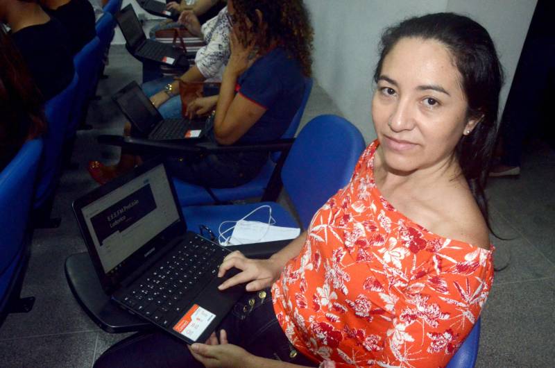 O celular, até então, grande vilão durante as aulas das escolas convencionais, promete ser um grande aliado da educação a partir da capacitação do Sedutec – programa que a Secretaria de Educação do Pará (Seduc), implanta na rede pública de ensino para disseminar o uso das ferramentas do Google para Educação, no âmbito das escolas e da gestão. Para a professora Esmeralda Vasconcelos (foto), de Limoeiro do Ajurú, que participou de formação, ocorrida de 21 a 25 de maio, no Centro de Tecnologia da Universidade Federal do Pará (UFPA)

FOTO: ELISEU DIAS / ASCOM SEDUC
DATA: 25.05.2018
BELÉM - PARÁ <div class='credito_fotos'>Foto: Eliseu Dias / Ascom Seduc   |   <a href='/midias/2018/originais/22dba0e9-9599-4ad4-82ea-61b4cb40657d.jpg' download><i class='fa-solid fa-download'></i> Download</a></div>