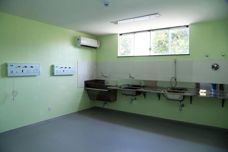 O novo Hospital Santa Rosa, no município de Abaetetuba, no nordeste do Pará, está pronto e será entregue pelo governo do Estado à Prefeitura, na primeira quinzena do mês de dezembro.

FOTO: MÁCIO FERREIRA / AG. PARÁ
DATA: 29.11.2018
ABAETETUBA - PARÁ <div class='credito_fotos'>Foto: MÁCIO FERREIRA/ AG. PARÁ   |   <a href='/midias/2018/originais/22e43f71-a770-44d0-b0ea-54c945331577.jpg' download><i class='fa-solid fa-download'></i> Download</a></div>