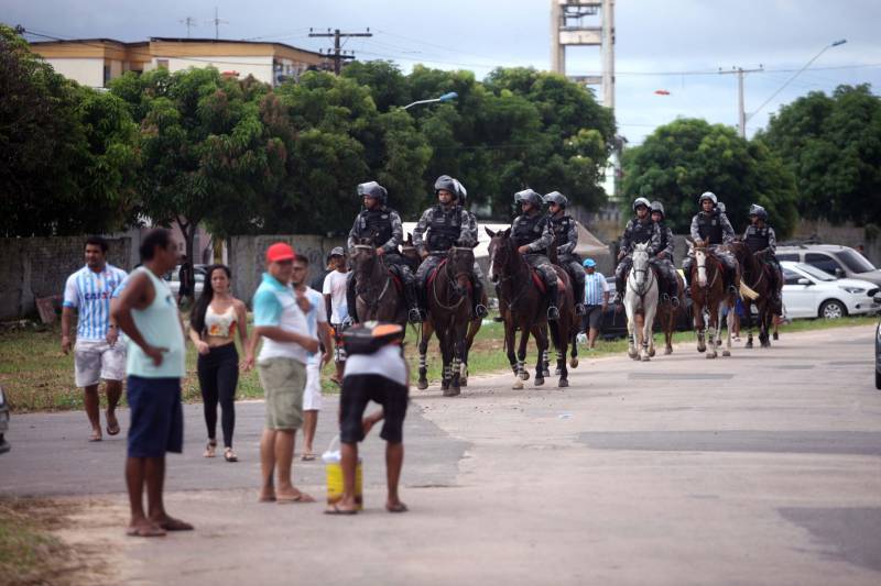 O Clube do Remo venceu o Paysandu por 2 a 1 na tarde deste domingo, partida realizada no Estádio Mangueirão, e largou na frente pelo título do Campeonato Paraense de 2018. Na foto, policiamento faz a segurança da partida.
FOTO: THIAGO GOMES / AG. PARÁ
DATA: 01.04.2018
BELÉM - PARÁ <div class='credito_fotos'>Foto: Thiago Gomes /Ag. Pará | <a href='/midias/2018/originais/22e4be0d-699b-49dc-aa04-0411d7b215ec.jpg' download><i class='fa-solid fa-download'></i> Download</a></div>