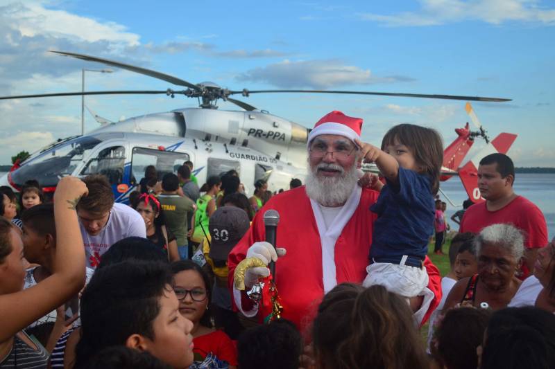 Uma tarde para não sair da memória de centenas de crianças que participaram na tarde desta sexta-feira, 7, do Natal com Segurança promovido pela Secretaria de Estado de Segurança Pública e Defesa Social (Segup). Com olhos atentos para o céu, meninos e meninas receberam com emoção o delegado de polícia que se tornou Papai Noel por um dia. Ele chegou ao Portal da Amazônia em um helicóptero do Grupamento Aéreo de Segurança Pública (Graesp) causando emoção aos presentes. Na foto, no papel do bom velhinho, o diretor de Polícia Metropolitana, Aldo Botelho não deixou de falar às crianças do grande presente que elas todas possuem e a emoção de estar participando do momento natalino.

FOTO: ELIELSON MODESTO / ASCOM SUSIPE
DATA: 08.12.2018
BELÉM - PARÁ <div class='credito_fotos'>Foto: Elielson Modesto / Ascom Segup   |   <a href='/midias/2018/originais/22eb9f3d-981c-4a50-9d6b-205f43c8aa1b.jpg' download><i class='fa-solid fa-download'></i> Download</a></div>
