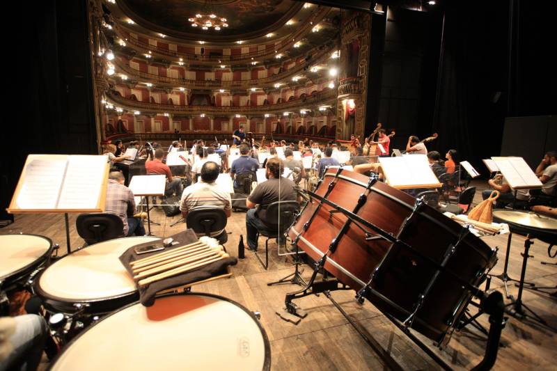 A melhor orquestra sinfônica do Brasil em 2017, eleita por revista especializada, fará uma apresentação especial ao ar livre, nesta sexta-feira, 16, para marcar a reabertura do Parque Estadual do Utinga, numa integração entre música e natureza, assim como propôs o compositor e maestro Heitor Villa-Lobos em “Floresta do Amazonas”. O regente da Orquestra Sinfônica do Teatro da Paz, Miguel Campos Neto, é um dos mais ansiosos pelo evento.
FOTO: MÁCIO FERREIRA / AG. PARÁ
DATA: 16.03.2018
BELÉM - PARÁ <div class='credito_fotos'>Foto: MÁCIO FERREIRA/ AG. PARÁ | <a href='/midias/2018/originais/22edf9ae-fe03-4a99-811e-c8d8c20b7b18.jpg' download><i class='fa-solid fa-download'></i> Download</a></div>