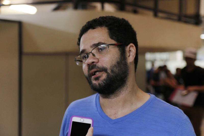 Com o débito do licenciamento parcelado em dez vezes, o tecnólogo de processamento de dados Arlei do Nascimento (foto) regularizou a situação do seu automóvel sem dificuldades, na manhã desta terça-feira (15). A facilidade é resultado do serviço inaugurado pelo Departamento de Trânsito do Estado (Detran), que permite aos proprietários de veículos, o parcelamento de multas, impostos e outros débitos incidentes sobre veículos, com o uso do cartão de crédito ou à vista, pelo cartão de débito.

FOTO: ASCOM / DETRAN
DATA: 15.05.2018
BELÉM - PARÁ <div class='credito_fotos'>Foto: ASCOM DETRAN   |   <a href='/midias/2018/originais/22f9761a-1ffe-494e-883b-5582e2ad9c6d.jpg' download><i class='fa-solid fa-download'></i> Download</a></div>