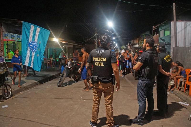 A Polícia Civil divulgou, nesta segunda-feira (23), os resultados da operação de fiscalização de bares (foto), sob coordenação da Divisão de Polícia Administrativa (DPA), realizada no último final de semana, em Belém. Ao todo, 82 estabelecimentos foram fiscalizados nos bairros da Cremação, Guamá, Jurunas, Condor, Terra Firme, Canudos e São Brás. Do total, 39 foram fechados por irregularidades verificadas durante a operação policial. Oito proprietários de estabelecimentos foram intimados a comparecer à DPA para regularizar os locais. Outros 25 bares fiscalizados estavam com cadastro junto à DPA em situação regular. A operação contou com atuação de nove delegados de Polícia e um total de 49 agentes policiais. Segundo o diretor da DPA, delegado Eloi Fernandes, o objetivo da operação foi a regularização dos estabelecimentos comerciais sem cadastro ou com a licença vencida e em situação irregular.
FOTO: ASCOM / POLÍCIA CIVIL
DATA: 20.04.2018
BELÉM - PARÁ <div class='credito_fotos'>Foto: Ascom / Polícia Civil | <a href='/midias/2018/originais/22fa75dd-296e-4419-9364-575370ef6567.jpg' download><i class='fa-solid fa-download'></i> Download</a></div>