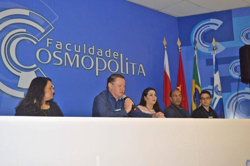 O autor do livro 'SAE Descomplicada - Sistematização da Assistência de Enfermagem' e doutor em Ciências pela Escola de Enfermagem da Universidade de São Paulo (USP), Marcelo Chanes, foi o palestrante do III Encontro de Enfermagem dos Hospitais Públicos da Pró-Saúde na Região Metropolitana de Belém. O Encontro aconteceu nesta quarta-feira (4), no auditório da Faculdade Cosmopolita, no bairro da Marambaia, e reuniu 130 profissionais da área de enfermagem dos hospitais públicos Metropolitano de Urgência e Emergência (HMUE), Estadual Galileu (HPEG) e Oncológico Infantil Octávio Lobo, além de convidados dos dez hospitais geridos pela Pró-Saúde na capital e no interior do estado do Pará. Na foto, diretor operacional da Pró-Saúde no Pará, Rogério Kuntz (falando).
FOTO: ASCOM / HPEG
DATA: 04.07.2018
BELÉM - PARÁ <div class='credito_fotos'>Foto: ASCOM / HPEG | <a href='/midias/2018/originais/2329b9b0-85aa-4014-88dc-145e95ea062f.jpg' download><i class='fa-solid fa-download'></i> Download</a></div>