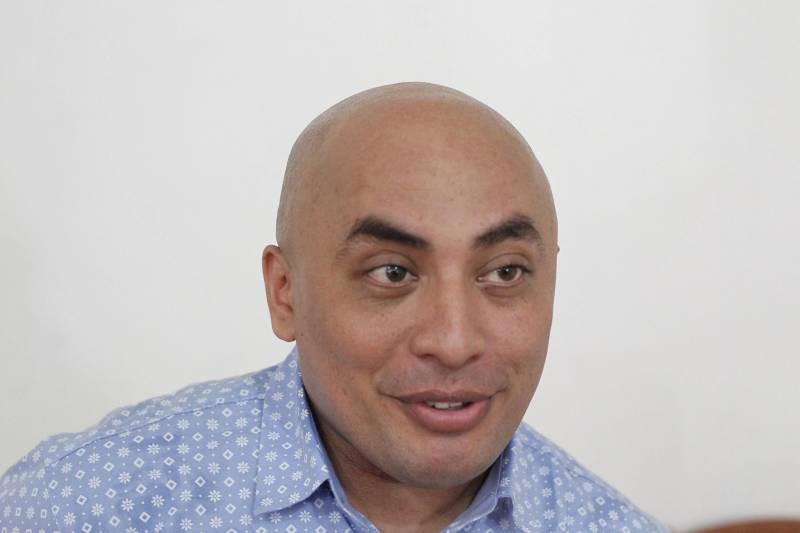 A erradicação do analfabetismo nos presídios do Pará é uma das metas de gestão da Superintendência do Sistema Penitenciário do Estado (Susipe), que por meio da sua Diretoria de Reinserção Social, realizou na manhã da última quinta-feira (22), a cerimônia de entrega do certificado de alfabetização à 32 internos custodiados no Centro de Recuperação do Coqueiro (CRC). Um dos facilitadores que participa do processo de alfabetização dos presos é o detento Regicleison Costa, 35 (foto), que é aluno do terceiro semestre de pedagogia

FOTO: AKIRA ONUMA / ASCOM SUSIPE
DATA: 22.11.2018
BELÉM - PARÁ <div class='credito_fotos'>Foto: Akira Onuma / Ascom Susipe   |   <a href='/midias/2018/originais/232dca9f-6ff7-470e-85fe-db32e4a60de1.jpg' download><i class='fa-solid fa-download'></i> Download</a></div>