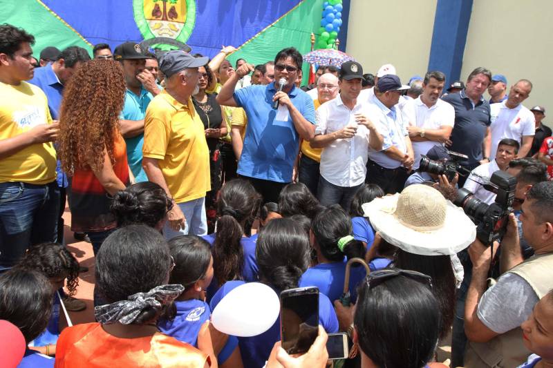 "Agora a população terá um lugar mais organizado, com mais higiene para comprar seu pescado e a sua carne. E pra gente que possui restaurante é melhor ainda, pois além da facilidade de adquirir os alimentos, o mercado também atrai clientes", comemorou Jaqueline Cardoso, 20 anos, que possui um ponto de venda de comidas em frente ao Mercado Municipal José Noronha Monteiro, no distrito de Boa Vista, em Quatipuru, no nordeste paraense. O espaço foi entregue oficialmente à população nesta segunda-feira (19), assim como as obras de pavimentação asfáltica da PA-446 e de cinco pontes em concreto ao longo da rodovia. A cerimônia contou com a presença do governador Simão Jatene, parlamentares, prefeitos da região entre outras autoridades locais. "Essas são importantes obras que vão beneficiar não só a população de Quatipuru, mas de toda a região. E faço questão de ressaltar que em todas elas existe o dinheiro dos impostos que todos nós paraenses pagamos. Esse é o retorno que fazemos questão de dar à população. Nós gestores somos apenas instrumentos desse grande desenvolvimento, quem financia é o povo", afirmou o governador Simão Jatene.
FOTO: CRISTINO MARTINS / AG. PARÁ
DATA: 19.03.2018
QUATIPURU - PARÁ <div class='credito_fotos'>Foto: Cristino Martins/Ag. Pará | <a href='/midias/2018/originais/232fa030-3ee5-4091-bc67-91125994febe.jpg' download><i class='fa-solid fa-download'></i> Download</a></div>