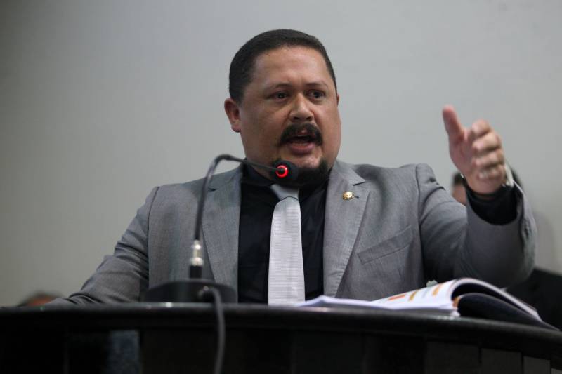 O governador Simão Jatene entregou, na manhã desta terça-feira (6), a "Mensagem Governamental do Pará à Assembleia Legislativa 2018", em sessão especial que abriu os trabalhos da Casa no exercício 2018. A leitura do documento destacou os principais resultados alcançados pelo governo no ano anterior e fez prognósticos de obras e serviços previstos para este ano. Na foto, o deputado estadual Tercio.
FOTO: ANTONIO SILVA / AG. PARÁ
DATA: 06.02.2018
BELÉM - PARÁ <div class='credito_fotos'>Foto: Antônio Silva/Ag. Pará | <a href='/midias/2018/originais/232ff90f-7c55-406a-ad73-33423671778e.jpg' download><i class='fa-solid fa-download'></i> Download</a></div>