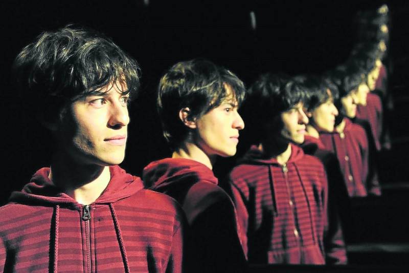 Para começar a programação do mês de novembro, o Cine Líbero Luxardo exibe o filme “Yonlu” (foto), primeiro longa-metragem do roteirista e diretor Hique Montanari. As exibições serão a partir desta quinta (1º), às 20 h, e no mesmo horário nos dias 2, 3, 4, 06 e 7, com entrada franca para estudante na sessão de estreia. O filme narra a história do adolescente gaúcho Vinicius Gageiro, 16 anos, conhecido como “Yonlu”. Ele é um jovem compositor, ilustrador e poeta, que deu fim à própria vida após entrar para um grupo na internet onde os integrantes demonstram tendências suicidas. Esta foi a primeira morte assistida na internet.
FOTO: DIVULGAÇÃO
DATA: 01.11.2018
BELÉM - PARÁ <div class='credito_fotos'>Foto: Divulgação | <a href='/midias/2018/originais/2334c541-bd34-4131-8b71-0c12185251e4.jpg' download><i class='fa-solid fa-download'></i> Download</a></div>