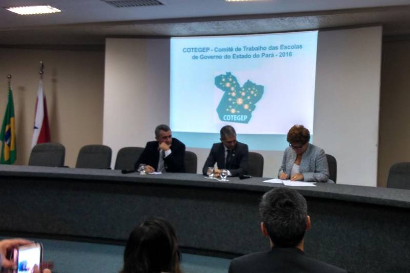 O Comitê de Trabalho das Escolas de Governo do Estado do Pará (Cotegep) está oficializado desde segunda-feira (5), quando gestores e representantes de órgãos federais, estaduais e municipais se reuniram no auditório da Escola de Governança Pública do Estado (EGPA) para a assinatura conjunta de um Protocolo de Intenções. O Comitê começou suas atividades debatendo a elaboração da Rede Amazônica das Escolas de Governao (Rameg), lançada em agosto de 2013, por ocasião dos 10 anos de criação da autarquia paraense. Com o objetivo de viabilizar, com maior eficácia e agilidade, a participação e o acesso do funcionalismo público a ações, programas e projetos de formação, desenvolvimento e qualificação profissional, além de intermediar o acesso à estrutura física e instrutoria a programas realizados por seus integrantes, o Comitê, até ser formalizado, atuava informalmente.
FOTO: RAFAEL SANTOS / ASCOM TCM
DATA: 07.02.2018
BELÉM - PARÁ <div class='credito_fotos'>Foto: RAFAEL SANTOS / ASCOM TCM | <a href='/midias/2018/originais/2337ee38-81ec-4745-9f63-abefcc6e4ee6.jpg' download><i class='fa-solid fa-download'></i> Download</a></div>