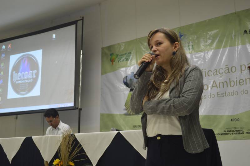 Fomentar o pleno exercício da gestão ambiental em municípios paraenses, sobretudo a qualificação de secretários, técnicos e gestores, é uma meta da Secretaria de Estado de Meio Ambiente e Sustentabilidade (Semas), com apoio do Programa Municípios Verdes (PMV) e recursos financeiros do Fundo Amazônia/Banco Nacional de Desenvolvimento Econômico e Social (BNDES). A abertura contou com a presença da secretária adjunta de Gestão e Regularidade Ambiental da Semas, Diana Castro (foto), que falou sobre o panorama da gestão ambiental no Pará, ressaltando a melhoria e a eficiência na qualidade dos serviços prestados à sociedade.
FOTO: ASCOM / SEMAS
DATA: 18.06.2018
BELÉM - PARÁ <div class='credito_fotos'>Foto: ASCOM SEMAS | <a href='/midias/2018/originais/23386f00-672b-4b5c-9311-2f1dd17353e9.jpg' download><i class='fa-solid fa-download'></i> Download</a></div>