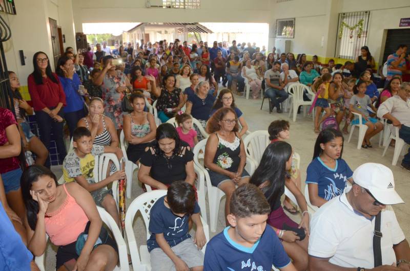 Após obras de reforma e ampliação, a Escola Estadual de Ensino Fundamental e Médio Maria das Mercês de Oliveira Conor, no município de Castanhal, foi entregue à população pela Secretaria de Estado de Educação (Seduc), na última quinta-feira (27). "Estamos entregando a escola completamente reformada e ampliada, desde os laboratórios e cantina, até as salas de aula. Temos a expectativa de que a comunidade abrace a escola, a oportunidade de ter melhoria no local de trabalho e, principalmente, consiga oportunizar qualidade de ensino a todos os estudantes da escola. É um grande avanço e uma grande conquista. Tenho certeza de que todos estão muito felizes com a nova escola”, disse o secretário adjunto de Ensino, José Roberto Silva.

FOTO: RAI PONTES / ASCOM SEDUC
DATA: 27.12.2018
CASTANHAL - PARÁ
 <div class='credito_fotos'>Foto: Rai Pontes/Ascom Seduc   |   <a href='/midias/2018/originais/2339c31d-e058-4111-a177-927b85f68094.jpg' download><i class='fa-solid fa-download'></i> Download</a></div>