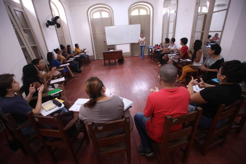 Para quem tem interesse em aprender a Língua Brasileira de Sinais, mas não deseja fazer um curso universitário, o Estado oferece outra opção. A Casa da Linguagem, localizada no bairro de Nazaré, oferta todos os meses cursos para quem quer se comunicar por meio de Libras.
FOTO: RODOLFO OLIVEIRA / AG. PARÁ
DATA: 02.04.2018
BELÉM - PARÁ <div class='credito_fotos'>Foto: Rodolfo Oliveira/Ag. Pará | <a href='/midias/2018/originais/2339d690-4f4b-40b5-b797-85d6e4db6a5e.jpg' download><i class='fa-solid fa-download'></i> Download</a></div>