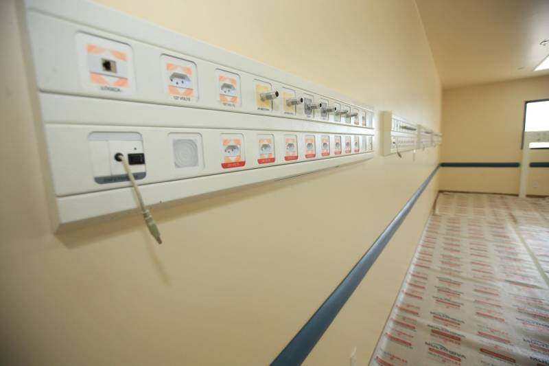 “A população de Itaituba vai contar com uma estrutura fora do comum em hospitais públicos do Brasil”. A afirmação é do engenheiro Gustavo Garoli, gerente geral da obra do Hospital Regional do Tapajós, no município de Itaituba, que está com a estrutura 95% concluída. O hospital que fica na região sudoeste do Estado deve beneficiar, além de cerca de 100 mil itaitubenses, moradores de nove municípios vizinhos.

FOTO: MÁCIO FERREIRA / AG. PARÁ
DATA: 19.12.2018
ITAITUBA - PARÁ <div class='credito_fotos'>Foto: MÁCIO FERREIRA/ AG. PARÁ   |   <a href='/midias/2018/originais/233bbb00-c014-4dec-9c62-29bce92406d4.jpg' download><i class='fa-solid fa-download'></i> Download</a></div>