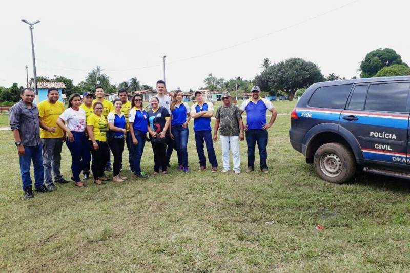 A Polícia Civil iniciou nesta quinta-feira (15) o Projeto Delegacia Itinerante Marajó, em Salvaterra, município do Arquipélago do Marajó. Realizado em parceria com a Secretaria Municipal de Promoção e Assistência Social de Salvaterra, o projeto tem por objetivo percorrer as principais comunidades rurais e quilombolas do município para expandir os serviços prestados pela Delegacia Especializada em Atendimento à Mulher (Deam), sediada em Soure, e que atende aos municípios do lado oriental do Marajó.
FOTO: ASCOM POLÍCIA CIVIL
DATA: 15.03.2018
SALVATERRA - PARÁ <div class='credito_fotos'>Foto: Ascom Polícia Civil | <a href='/midias/2018/originais/233f3fd0-13f3-419b-9c9c-63d1db577def.jpg' download><i class='fa-solid fa-download'></i> Download</a></div>