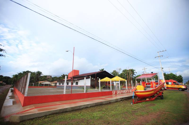 Moradores, comerciantes, militares e políticos da região da Ilha do Marajó comemoraram, nesta quarta-feira (24), junto ao governador Simão Jatene, a entrega do 18º Grupamento Bombeiro Militar, inaugurado hoje no município de Salvaterra. Quarenta e oito militares foram deslocados para o local, sendo 45 praças e três oficiais. O espaço conta com viaturas para atendimento a incêndios, salvamentos, resgates e uma lancha.O Coronel Antônio Zanelli, comandante geral do Corpo de Bombeiros, explicou a escolha do município para receber o grupamento. “Salvaterra foi escolhida estrategicamente para receber este quartel por ser a porta do Marajó. Salvaterra e Soure possuem forte apelo turístico. Antes, nosso tempo-resposta para a população daqui demorava até 1h30 minutos, já que vínhamos de Icoaraci, distrito de Belém. Agora a meta é atender o mais rápido possível os seis municípios da região do Marajó Ocidental”, explicou. Além de Salvaterra e Soure, a corporação atenderá os municípios de Cachoeira do Arari, Santa Cruz do Arari, Ponta de Pedras e Muaná.

FOTO: MÁCIO FERREIRA / AG PARÁ
DATA: 24.01.2018
SALVATERRA - PARÁ <div class='credito_fotos'>Foto: MÁCIO FERREIRA/ AG. PARÁ   |   <a href='/midias/2018/originais/234863d7-3264-4f5a-93e6-39e17280d902.jpg' download><i class='fa-solid fa-download'></i> Download</a></div>