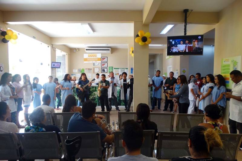 Diego Azevedo, de 32 anos, sofreu um acidente de moto enquanto trabalhava, há oito meses, o que gerou sequelas que ele ainda batalha para superar. Atualmente, está em fase de recuperação e usa um fixador externo na perna esquerda. O acompanhamento médico acontece no Hospital Público Estadual Galileu (HPEG), em Belém, onde ele esteve na segunda-feira, 17/12. Para a surpresa de Diego, enquanto aguardava a consulta, junto com a esposa Jakeline Xavier, de 32 anos, inesperadamente começou um flash mob natalino, na recepção da Unidade, que deixou os dois emocionados.

FOTO: ASCOM HPEG
DATA: 18.12.2018
BELÉM - PARÁ <div class='credito_fotos'>Foto: ASCOM / HPEG   |   <a href='/midias/2018/originais/2349197e-c43c-40ea-a0bf-c169f7ba7623.jpg' download><i class='fa-solid fa-download'></i> Download</a></div>