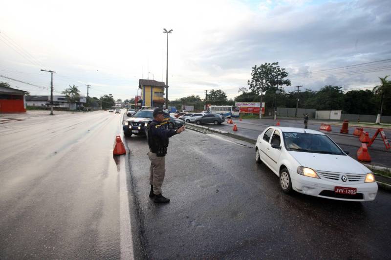 Foi bem sucedida a medida inédita de inversão no trânsito no trecho compreendido entre os quilômetros 13 e 6 da rodovia BR-316, entre os municípios de Marituba e Ananindeua. A ação foi programada para o período de 16h às 22h da terça-feira (13), com o propósito de garantir maior fluidez ao trânsito de veículos que retornavam do feriado de Carnaval.
FOTO: SIDNEY OLIVEIRA / AG. PARÁ
DATA: 13.02.2017
ANANINDEUA - PARÁ <div class='credito_fotos'>Foto: Sidney Oliveira/Ag. Pará | <a href='/midias/2018/originais/2355298d-2edf-47fe-83dc-d2b2f247371e.jpg' download><i class='fa-solid fa-download'></i> Download</a></div>
