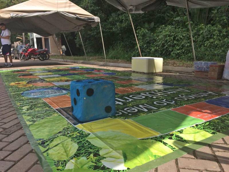 Incentivar crianças e fomentar o cuidado com o meio ambiente, de forma lúdica e interativa. Esses foram os objetivos das atividades (foto) realizadas pela Coordenadoria de Educação Ambiental da Secretaria Estadual de Meio Ambiente e Sustentabilidade (Semas), nas manhãs dos dias 17 e 18 de março, durante a reinauguração do Parque Estadual do Utinga. A equipe de técnicos da secretaria realizou uma ação de promoção à Educação Ambiental para crianças de várias idades. A programação foi composta pelo jogo de tabuleiro “Amigo do Meio Ambiente”, pintura corporal e atividades de colorir. O jogo consistia em um tabuleiro gigante no chão e um dado que a criança jogava e andava o número de casas que ele indicava.
FOTO: ASCOM / SEMAS
DATA: 19.03.2018
BELÉM - PARÁ
<div class='credito_fotos'>Foto: ASCOM SEMAS | <a href='/midias/2018/originais/2358e744-7db6-4b8d-a986-6bbf3ce6aa69.jpg' download><i class='fa-solid fa-download'></i> Download</a></div>