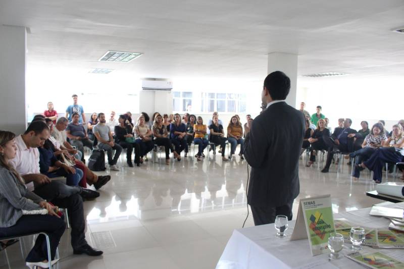 Gestores, profissionais da área ambiental e representantes de municípios participaram do lançamento (foto) do Guia Orientativo, A Educação Ambiental na Gestão Municipal de Meio Ambiente, nesta quarta-feira (06), na sede da Secretaria de Estado de Meio Ambiente e Sustentabilidade (Semas), dentro da programação da Semana do Meio Ambiente. O Guia, produzido pela Coordenadoria de Educação Ambiental (Ceam), da Semas, é direcionado às secretarias municipais de Meio Ambiente, para o fortalecimento da gestão e o envolvimento do poder público e das comunidades locais na conservação dos recursos naturais. A programação em homenagem ao Dia Mundial do Meio Ambiente - 5 de Junho, continua na quinta-feira (7) com palestra e lançamento da cartilha ambiental Uma Escola na Floresta, na Associação Cultura do Marex, em Belém, às 8 h. A Semana do Meio Ambiente será encerrada com a caminhada sustentável Descoberta de Novos Caminhos, no sábado (09), no Parque Estadual do Utinga, a partir das 06 h. Mil pessoas estão inscritas para participar da atividade física.
FOTO: ASCOM / SEMAS
DATA: 06.06.2018
BELÉM - PARÁ <div class='credito_fotos'>Foto: ASCOM SEMAS | <a href='/midias/2018/originais/23606f34-ce41-4a2b-88f3-3f2827531376.jpg' download><i class='fa-solid fa-download'></i> Download</a></div>