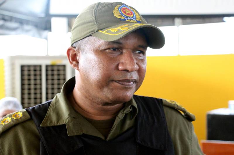 A segunda assinatura foi do Termo de Cooperação Técnica entre a Prefeitura e a Polícia Militar, para reforma do prédio do 84º Pelotão Destacado de Rio Maria/17º BPM. A obra dará mais comodidade aos policiais que trabalham no município. “Os policiais, principalmente os que trabalham no interior, passam mais tempo no quartel que na própria casa. Pra gente é uma satisfação imensa ter nosso batalhão reformado”, disse o comandante Regional da PM, coronel Paulo Pedra (foto).
FOTO: ANTONIO MACEDO / DIVULGAÇÃO
DATA: 12.05.2018
RIO MARIA - PARÁ <div class='credito_fotos'>Foto: ANTONIO MACEDO / DIVULGAÇÃO | <a href='/midias/2018/originais/2363d088-d1ee-48a6-a248-eca972008788.jpg' download><i class='fa-solid fa-download'></i> Download</a></div>