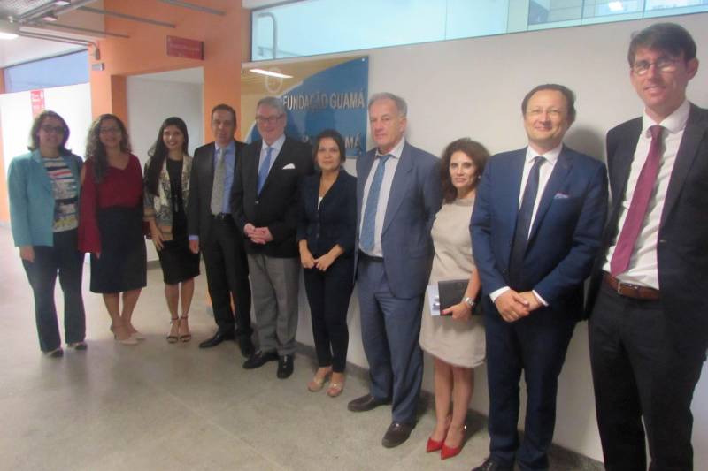 A promoção dos produtos paraenses fora do Brasil e a atração de investimentos para o estado foram alguns dos temas em pauta durante a visita da comitiva da delegação da Bélgica, na manhã desta quarta-feira (25), ao Parque de Ciência e Tecnologia - PCT Guamá
FOTO: ASCOM / PCT GUAMÁ
DATA: 25.04.2018
BELÉM - PARÁ <div class='credito_fotos'>Foto: ASCOM / PCT GUAMÁ | <a href='/midias/2018/originais/236b5eb4-2b0e-4b4f-8aab-3cfcd97f3b63.jpg' download><i class='fa-solid fa-download'></i> Download</a></div>