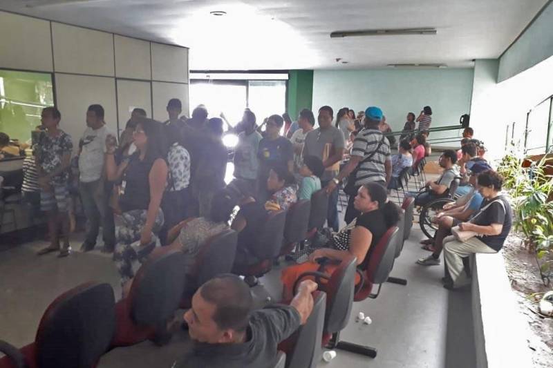 “Eu sou deficiente e tenho uma certa idade, quando eu queria ir pro interior, na maioria das vezes, tinha que pagar a passagem do ônibus, esse era um problema que fazia eu ir poucas vezes, mas agora isso vai ser resolvido, nós só temos a agradecer por ter esse direito assegurado”. Essas foram as palavras de José Pedro Pimenta, aposentado de 74 anos e deficiente físico, que esteve na manhã dessa terça-feira (30) no Centro Integrado de Inclusão e Cidadania (CIIC), em Belém, para realizar o recadastramento do Passe Livre Intermunicipal para Pessoas com Deficiência. A ação (foto) faz parte da campanha “Ir e vir: Direito de Todos e Todas" realizada pelo Ministério Público do Pará (MPPA), através de uma parceria do Núcleo de Articulação e Cidadania (NAC) com o Plano Existir, da Agência de Regulação e Controle de Serviços Públicos do Estado do Pará, Secretaria de Estado de Saúde (Sespa) e Secretaria de Estado de Assistência Social, Trabalho, Emprego e Renda (Seaster), bem como apoio da Ordem dos Advogados do Brasil (OAB-PA), Associação Paraense das Pessoas com Deficiência (APPD), Conselho Estadual da Pessoa com Deficiência e demais órgãos de defesa dos direitos deste público.
FOTO: ERIKA TORRES / ASCOM NAC
DATA: 30.10.2018
BELÉM - PARÁ <div class='credito_fotos'>Foto: ERIKA TORRES / ASCOM NAC | <a href='/midias/2018/originais/2373a50e-76bd-4ab2-b3bc-241670539024.jpg' download><i class='fa-solid fa-download'></i> Download</a></div>