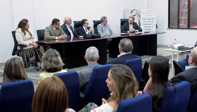 “Organizações Sociais – Avanços e desafios para uma gestão eficiente”. Esse foi o tema da palestra com o advogado, professor e escritor Rubens Naves, um dos maiores especialistas do assunto no país, que esteve em Belém, na quinta-feira (8), durante programação realizada na Procuradoria-Geral do Estado (PGE/PA). O evento foi realizado pelo Governo do Estado, PGE/PA, Secretaria de Estado de Ciência, Tecnologia e Educação Profissional e Tecnológica (Sectet), BioTec-Amazônia (Organização Social) e Ministério Público do Estado do Pará (MPPA). Na foto, o procurador-geral do Estado, Ophir Cavalcante Junior (ao microfone).
FOTO: ASCOM / PGE
DATA: 09.03.2018
BELÉM - PARÁ <div class='credito_fotos'>Foto: ASCOM PGE | <a href='/midias/2018/originais/23791056-ab61-4c5e-82e3-760c8d3b94e5.jpg' download><i class='fa-solid fa-download'></i> Download</a></div>