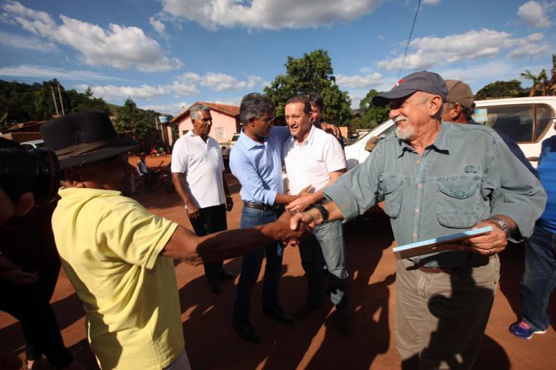 Também foram entregues nesta segunda (25) obras no distrito de Serra Pelada, em Curionópolis, sudeste do Estado. Uma das inaugurações foi a da Escola Estadual de Ensino Médio Joaquina Diamantina. A unidade de ensino teve investimento de R$ 220 mil em serviços nas redes elétrica e hidráulica, além de pintura, melhoria do forro e cobertura, assim como parte do piso, muro e calçada. Fundada em 1989, a escola foi praticamente reconstruída para atender com qualidade os 232 estudantes, nos turnos da tarde e à noite. São três salas de aula; bloco administrativo (sala da direção, sala dos professores e secretaria); uma copa cozinha, uma dispensa para armazenamento de alimentos da merenda escolar e banheiros masculino, feminino e de pessoa com deficiência (PCD). Em Curionópolis, o governador também entregou a pavimentação asfáltica de quatro quilômetros de vias urbanas, uma parceria com a Prefeitura de Curionópolis, dentro do Programa Asfalto na Cidade. Para esta obra, foram destinados R$ 1,7 milhão, que incluem serviços em terra, sub-base e base, pavimentação em CBUQ (Concreto Betuminoso Usinado a Quente) de três centímetros de espessura, meio-fio de concreto com lâmina d’água e sinalização horizontal. Curionópolis é um dos 99 municípios paraenses que assinaram com o governo o Termo de Asfalto, sendo que 33 já iniciaram as obras. Somados, os termos garantirão 529,6 km de pavimentação de vias urbanas – um investimento total de quase R$ 255 milhões do Tesouro Estadual.
FOTO: THIAGO GOMES / AG. PARÁ
DATA: 25.06.2018
CURIONÓPOLIS - PARÁ <div class='credito_fotos'>Foto: Thiago Gomes /Ag. Pará | <a href='/midias/2018/originais/23855c60-8b36-4db0-8ac9-135389437422.jpg' download><i class='fa-solid fa-download'></i> Download</a></div>