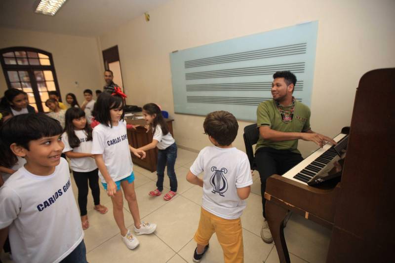 No próximo mês de junho acontece o Festival Internacional de Música do Pará, principal evento artístico da Fundação Carlos Gomes (foto), chega a sua 31ª edição em 2018. O evento integra o calendário de ações do Governo do Pará voltadas para a promoção da cultura trazendo a Belém grandes nomes da música erudita nacional e internacional, bem como artistas consagrados da Música Popular Brasileira, além de músicos que se destacam na cena instrumental. A música já transformou a vida de muitos alunos que passam pela Instituição. O diretor de ensino da Fundação, Claudio Trindade explica que os estudantes da Fundação Carlos Gomes são oriundos de todos os níveis sociais, de escolas publicas e de escolas particulares, alunos que vem de famílias tradicionais na música, alunos oriundos de projetos sociais, de igrejas, este último um percentual muito grande, pois a religião oferece um ambiente propício ao desenvolvimento da musica Há também alunos oriundos do interior do Estado.
FOTO: CARLOS SODRÉ / AG. PARÁ
DATA: 25.04.2018
BELÉM - PARÁ <div class='credito_fotos'>Foto: Carlos Sodré/Agência Pará | <a href='/midias/2018/originais/238af4ac-c439-46ba-977a-aad78a05d14d.jpg' download><i class='fa-solid fa-download'></i> Download</a></div>