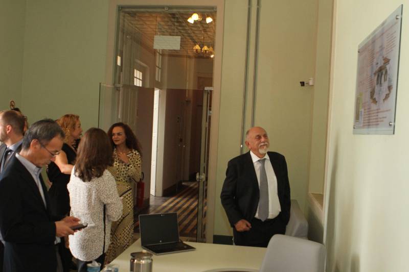 “Que esse espaço seja marcado pela neutralidade, não pela indiferença, mas por abrigar todas as diferenças”. Com essa frase, o governador Simão Jatene (foto) inaugurou nesta quinta-feira, 20, o Escritório Compartilhado da Agência das Nações Unidas (ONU) no Estado do Pará, o primeiro no Norte do País, o terceiro em território nacional. “Que as decisões tomadas aqui, a partir de Belém, de forma democrática, alcancem toda a cidade, ultrapassem os limites do estado e depois o mundo”, disse o governador. O Escritório Compartilhado da Agência das Nações Unidas (ONU) no Estado do Pará está abrigado em um prédio cedido pelo Governo do Estado, na Avenida Nazaré, no centro de Belém. Nele, funcionarão inicialmente os escritórios de representação do Programa das Nações Unidas para o Desenvolvimento (Pnud) e do Fundo das Nações Unidas para a Infância (Unicef).

FOTO: CRISTINO MARTINS / AG. PARÁ
DATA: 20.12.2018
BELÉM - PARÁ <div class='credito_fotos'>Foto: Cristino Martins/Ag. Pará   |   <a href='/midias/2018/originais/23a28993-27c5-4970-9c16-26c1b4295ac7.jpg' download><i class='fa-solid fa-download'></i> Download</a></div>