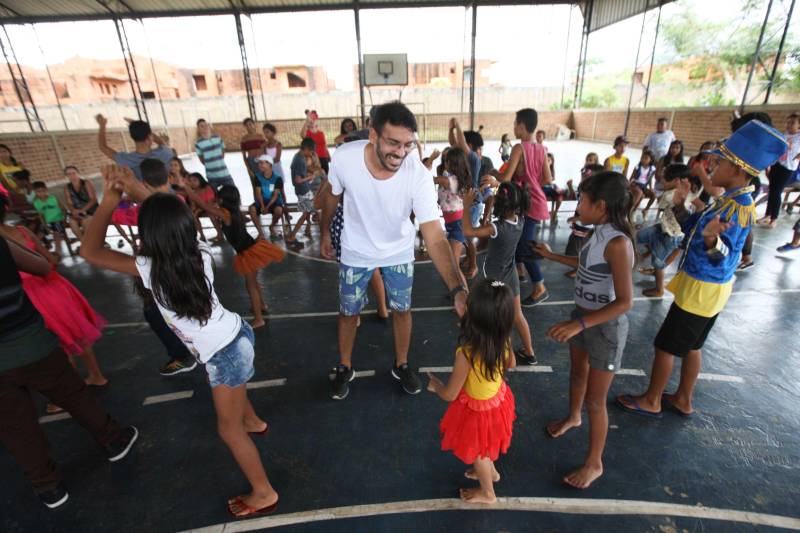 A programação do Carnapaz, projeto que ofereceu conhecimento sobre a cultura do Carnaval e orientações sobre segurança para crianças, adolescente e seus responsáveis, foi encerrada nesta sexta-feira (09) nas comunidades dos Polos Pro Paz nos Bairros (PPB) e Unidades Integradas Pro Paz (UIPPs) da Região Metropolitana de Belém. O Carnapaz contou com a participação do Grupo Caminhos, da Fundação Pro Paz, que se apresentou no Polo UFPA (Universidade Federal do Pará), e a exposição de cartazes produzidos pelos alunos. Ainda na UFPA os alunos fizeram a festa na quadra com o “bloquinho da paz”. Na foto,  Diego Jaques de Oliveira, professor do polo e integrante da Escola de Samba Rancho Não Posso me Amofiná.

FOTO: CARLOS SODRÉ / AG PARÁ
DATA: 10.02.2018
BELÉM - PARÁ <div class='credito_fotos'>Foto: Carlos Sodré /Ag. Pa   |   <a href='/midias/2018/originais/23a83b2f-0937-4230-870c-ab1f4d4ff85f.jpg' download><i class='fa-solid fa-download'></i> Download</a></div>