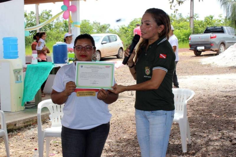 A Agência de Defesa Agropecuária do Pará (Adepará) registrou mais uma empresa produtora de polpa de frutas. É a Associação dos Agricultores do Miritipitanga, localizada em Tomé-Açu, município da região nordeste. Com o registro (foto), a empresa está habilitada a comercializar os produtos de forma legal em todo o Estado. Os membros da Associação já trabalhavam com a produção de polpa de fruta, mas foi no programa de certificação de produtos artesanais de origem vegetal da Adepará que eles viram a oportunidade de legalizar e aumentar a produção.
FOTO: ASCOM / ADEPARÁ
DATA: 21.04.2018
TOMÉ-AÇU - PARÁ <div class='credito_fotos'>Foto: ASCOM ADEPARÁ | <a href='/midias/2018/originais/23aa45dd-03a6-4558-b26f-5cf65b86b055.jpg' download><i class='fa-solid fa-download'></i> Download</a></div>