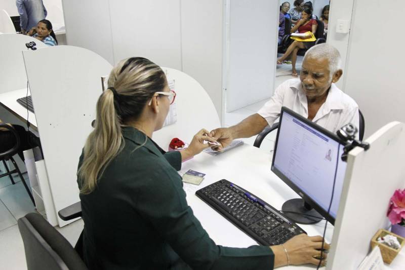 A Central de Cadastro de Visitantes (CCV) da Superintendência do Sistema Penitenciário do Estado (Susipe) atende, em média, 300 pessoas por dia. Desde que foi inaugurada, em 2015, mais de 32 mil pessoas estão regularmente cadastradas para realizar visitas aos internos, nas 46 unidades prisionais do Estado. A Central está instalada no prédio-sede da Susipe, no bairro de Batista Campos, em Belém. O espaço é amplo, climatizado e oferece os serviços de cadastro de visitantes, psicologia e assistência social, além de atendimento jurídico e de saúde. Para as crianças, o espaço conta ainda com uma brinquedoteca e um fraldário. Bianca Almeida, de 25 anos, é esposa de um detento custodiado na Central de Triagem da Marambaia (CT-MAB). Enquanto esperava o atendimento, o filho de Bianca, de apenas dois anos, se divertia na brinquedoteca.
FOTO: AKIRA ONUMA / ASCOM SUSIPE
DATA: 20.02.2018
BELÉM - PARÁ <div class='credito_fotos'>Foto: Akira Onuma / Ascom Susipe | <a href='/midias/2018/originais/23ac7694-c85a-415b-b929-5404d282173b.jpg' download><i class='fa-solid fa-download'></i> Download</a></div>