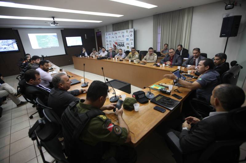 Em reunião realizada na manhã desta segunda-feira (28), na sede da Secretaria de Segurança Pública e Defesa Social do Pará (Segup), órgãos da área de segurança do Estado e de serviços essenciais definiram estratégias de enfrentamento à crise provocada pela greve dos caminhoneiros.

FOTO: RODOLFO OLIVEIRA / AG. PARÁ
DATA: 28.05.2018
BELÉM - PARÁ <div class='credito_fotos'>Foto: Rodolfo Oliveira/Ag. Pará   |   <a href='/midias/2018/originais/23b96519-864b-474b-90ca-b18e006f5787.jpg' download><i class='fa-solid fa-download'></i> Download</a></div>