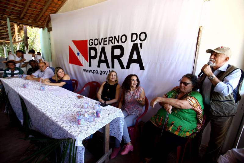 “Ter a posse da terra é a certeza de que nunca iremos perder o nosso direito, que nossos filhos e nossos netos poderão dar continuidade a nossa história em segurança. Foram anos de luta até chegar esse dia, agraciados com a assinatura do nosso título de terra. Só temos a agradecer a todos que fizeram parte disso e a cada um que lutou junto para que hoje isso se tornasse realidade”. A fala emocionada foi de seu Mário Araújo Silva, presidente da Associação Remanescente de Quilombo Espírito Santo, localizada no município do Acará, no nordeste do Estado. Ele assinou, neste sábado (24), junto com o governador Simão Jatene (foto), o título que dá a posse da terra a comunidade. A fala do presidente traduz o sentimento das dezenas de famílias que moram no local, que agora tem a posse legítima do local onde seus antepassados viveram. “Sou filho de mãe negra. Nasci aqui como minha vó, bisavó, que fazem parte da história dessa comunidade que já existe a mais de 300 anos.
FOTO: SIDNEY OLIVEIRA / AG. PARÁ
DATA: 24.03.2018
ACARÁ - PARÁ <div class='credito_fotos'>Foto: Sidney Oliveira/Ag. Pará | <a href='/midias/2018/originais/23c166b8-3329-4ffc-9cb5-b15c935c3b76.jpg' download><i class='fa-solid fa-download'></i> Download</a></div>