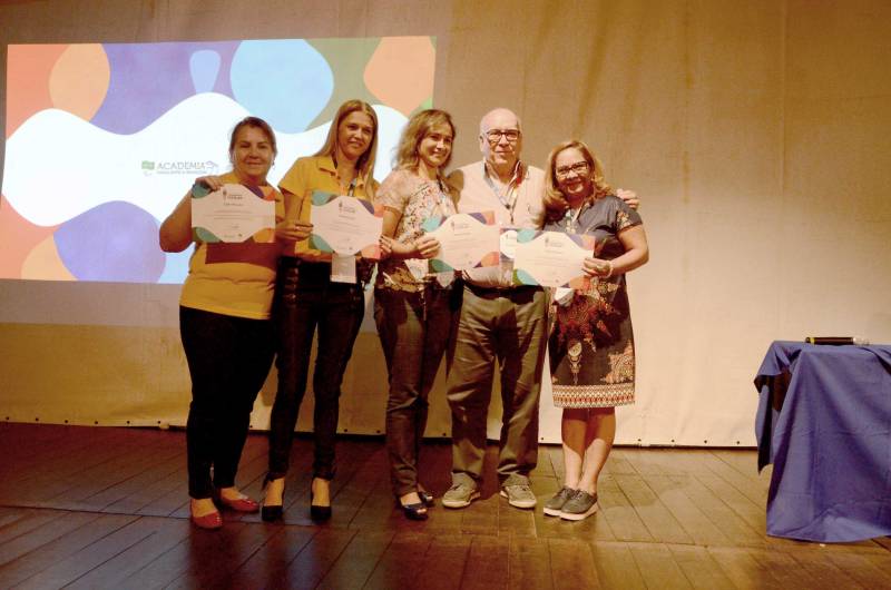 A Academia Paralímpica Brasileira (APB), órgão ligado ao Comitê Paralímpico Brasileiro (CPB), encerrou, na tarde de sexta-feira, 23, em Belém, o I Seminário Regional Paralímpico Escolar, que reuniu profissionais de áreas como Educação e Educação Física dos Estados do Pará, Maranhão, Tocantins e Amapá em três dias de discussões, cursos, palestras, mesas redondas, entre outras atividades, que ocorreram no teatro Margarida Schiwasappa, do Centur.
FOTO: RAI PONTES / ASCOM SEDUC
DATA: 23.03.2018
BELÉM - PARÁ <div class='credito_fotos'>Foto: Rai Pontes/Ascom Seduc | <a href='/midias/2018/originais/23dcccfc-e94d-4621-a414-63a5127e8f71.jpg' download><i class='fa-solid fa-download'></i> Download</a></div>