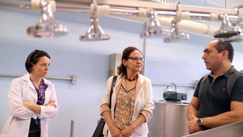 Nesta terça-feira (3), técnicos do Ministério Público do Estado do Pará visitaram o Parque de Ciência e Tecnologia Guamá (PCT Guamá) a fim de conhecer os serviços e as potencialidades da instituição, e discutir políticas de aplicação de tecnologias sociais e ambientais no Estado. A visita resultou de um convite da Secretaria de Ciência, Tecnologia e Educação Profissional e Tecnológica (Sectet), que busca apoio para disseminação de tecnologias sociais que garantam, por exemplo, o saneamento básico e o acesso à água potável em comunidades carentes no Pará. “Questões que envolvem o meio ambiente são complexas e devem ser trabalhadas a partir de uma perspectiva transdisciplinar para resolução de problemas. Apresentar o conceito de Tecnologias Sociais e as políticas públicas trabalhadas nesse setor casa perfeitamente ao trabalho realizado pelo Ministério na redução das desigualdades sociais. Esse é o início de um diálogo promissor para o Estado”, apontou a secretária adjunta da Sectet, Maria Amélia Enríquez, no início da visita.

FOTO: ASCOM / SECTET
DATA: 03.07.2018
BELÉM - PARÁ <div class='credito_fotos'>Foto: Ascom Sectet   |   <a href='/midias/2018/originais/23e07203-defe-477b-bd88-83bf304a93ac.jpg' download><i class='fa-solid fa-download'></i> Download</a></div>