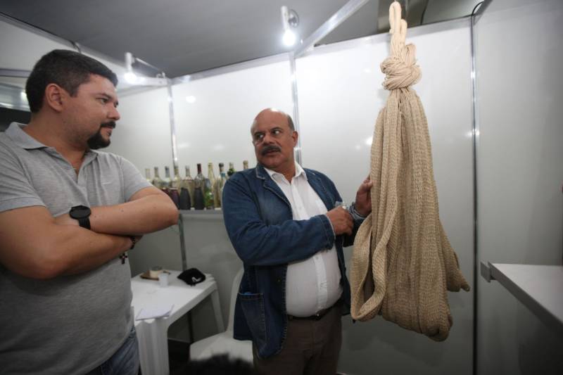 Setecentos artesãos de 54 municípios de diversas regiões do Estado estão reunidos na VI Feira Estadual de Artesanato (Fesarte). O secretário de Trabalho, Emprego e  Renda, Heitor Pinheiro (foto), comenta que a Fesarte é um espaço de interação.

FOTO: CARLOS SODRÉ / AG. PARÁ
DATA: 22.11.2018
BELÉM - PARÁ <div class='credito_fotos'>Foto: CARLOS SODRÉ / AG. PARÁ    |   <a href='/midias/2018/originais/23e09075-aa0f-4de3-a6e4-cb0d7d7f36c4.jpg' download><i class='fa-solid fa-download'></i> Download</a></div>