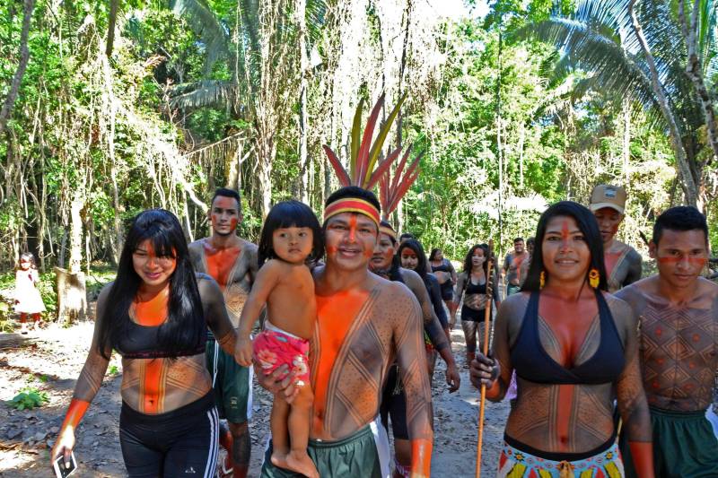 O que motiva um grupo de jovens indígenas da nação indígena Gavião, a concluir o Ensino Médio sem sair da aldeia, localizada no município Bom Jesus do Tocantins, na região sudeste do Estado? A escola construída dentro da reserva, em forma de maloca, com toda natureza ao redor, foi determinante para manter o foco dos alunos do Mundiar nos estudos. Mas a professora, algumas vezes, preferiu levar a aula para o meio da plantação ou para a beira do rio. Uma atitude pedagógica com elevado significado. A estratégia de relacionar o conteúdo da proposta na Matriz Curricular à realidade da aldeia Akrãkikatêjê, durante as aulas, foi montada pela cacique Kátia Tonkyre, para cumprir a promessa feita em 2016, quando a turma foi formada, de que todos os estudantes matriculados iriam se empenhar ao máximo para concluir o Ensino Médio, por meio da metodologia do Projeto Mundiar (foto), implantado pela Secretaria de Estado de Educação (Seduc). O Mundiar visa corrigir a distorção escolar idade/ano e reduzir a repetência e a evasão de alunos.
FOTO: FERNANDO NOBRE / ASCOM SEDUC
DATA: 15.06.2018
BOM JESUS DO TOCANTINS - PARÁ <div class='credito_fotos'>Foto: FERNANDO NOBRE/ASCOM SEDUC | <a href='/midias/2018/originais/23e21837-6fd5-44e3-a401-520ed3771e08.jpg' download><i class='fa-solid fa-download'></i> Download</a></div>
